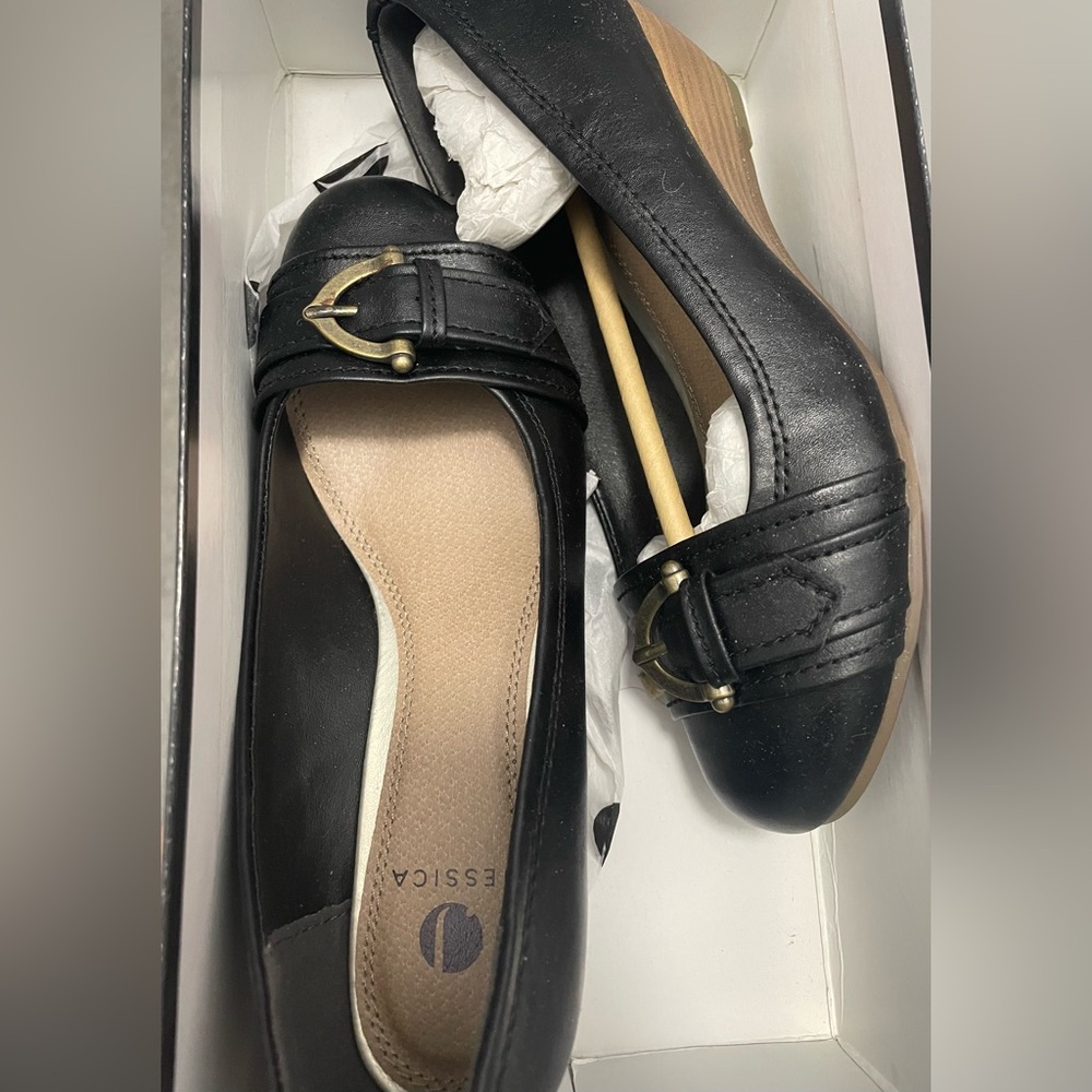 NWOT - Size 6 Jessica Wedges